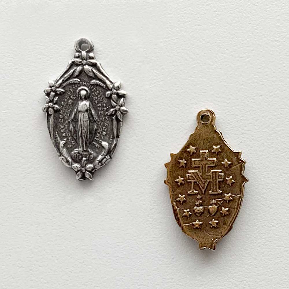 1493 – MEDAL, Small Mary with Lilies / Miraculous 3/4
