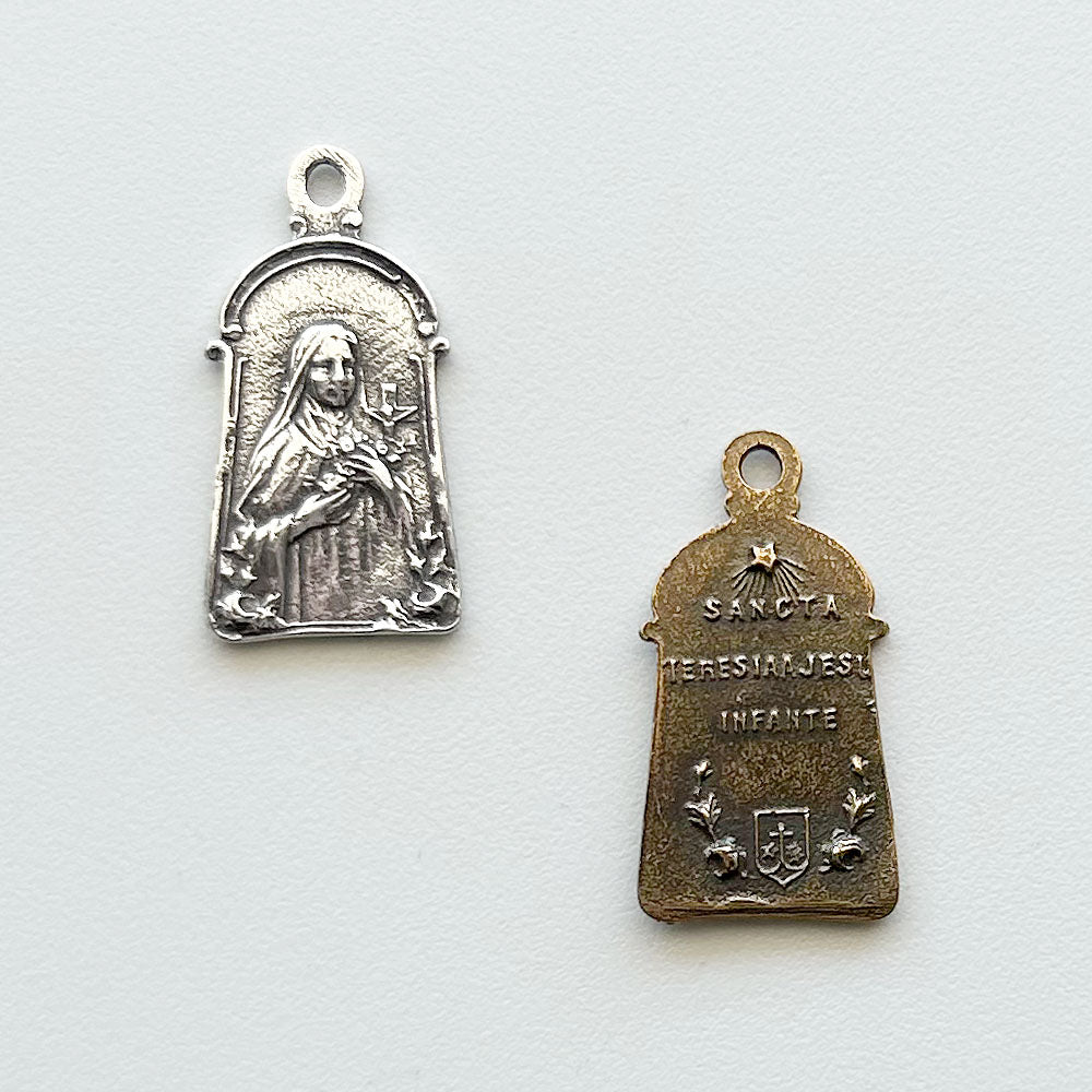 592 - Medal - St. Theresa with Roses