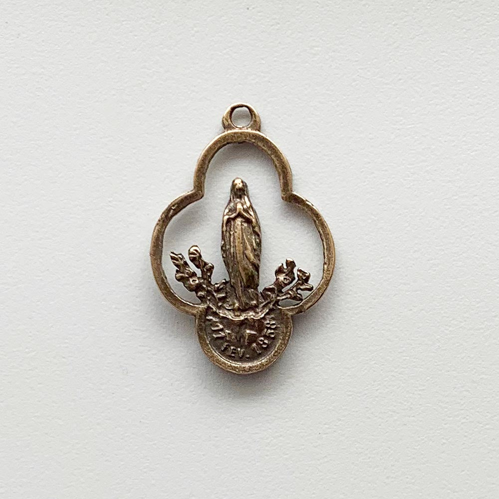 1060 - Medal - Mary w/Flowers