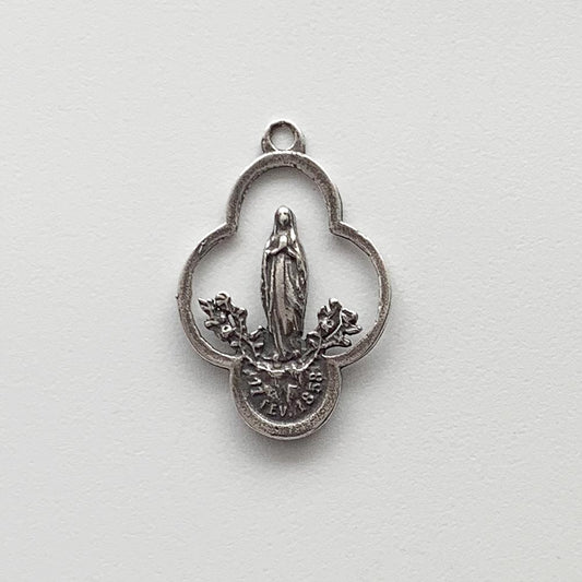 1060 - Medal - Mary w/Flowers