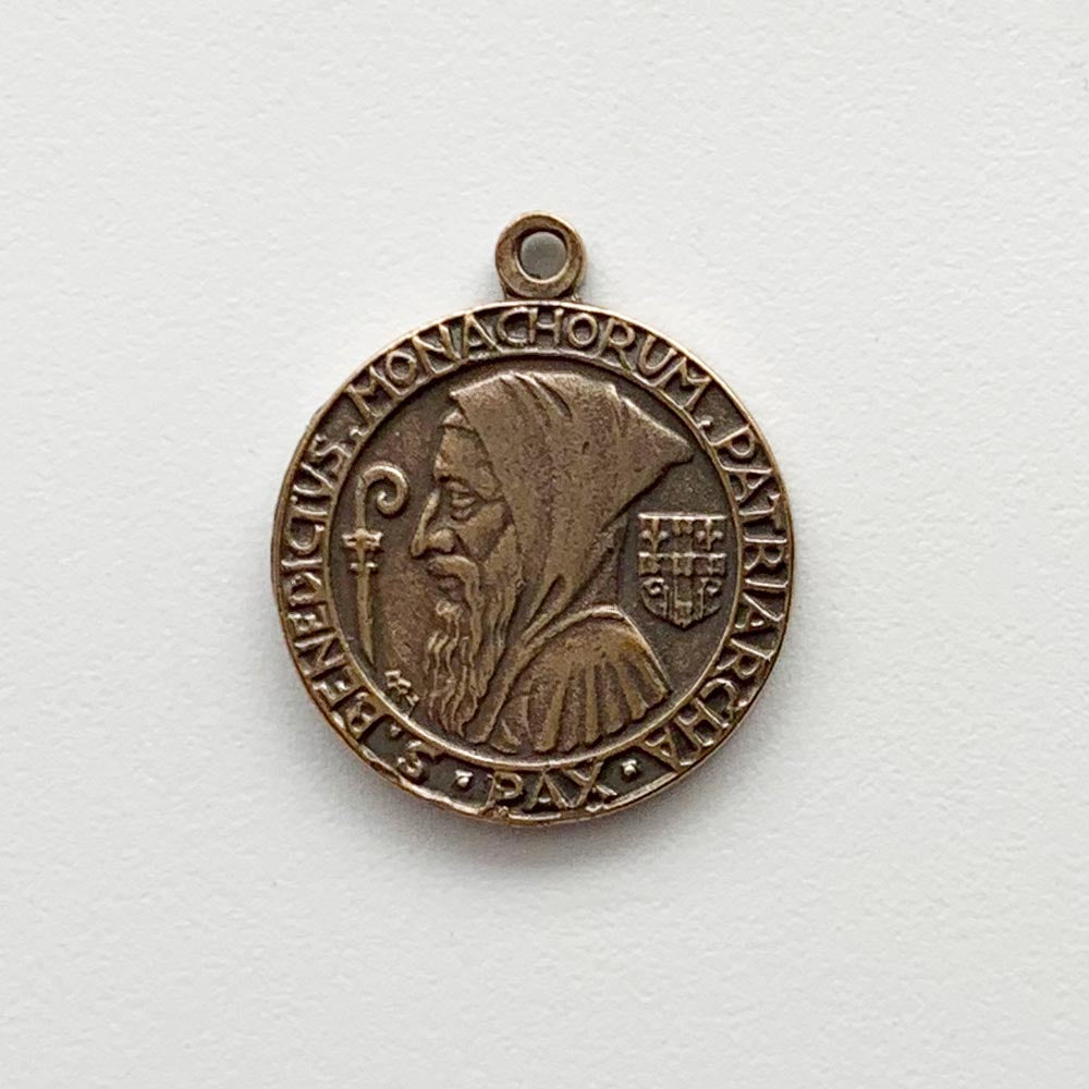 1384 - MEDAL, Hooded St. Benedict/Prayer, Beautiful Details