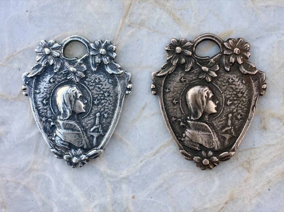 1492 – MEDAL, Joan of Arc in Battle Dress, Stars and Flowers / Blank Reverse