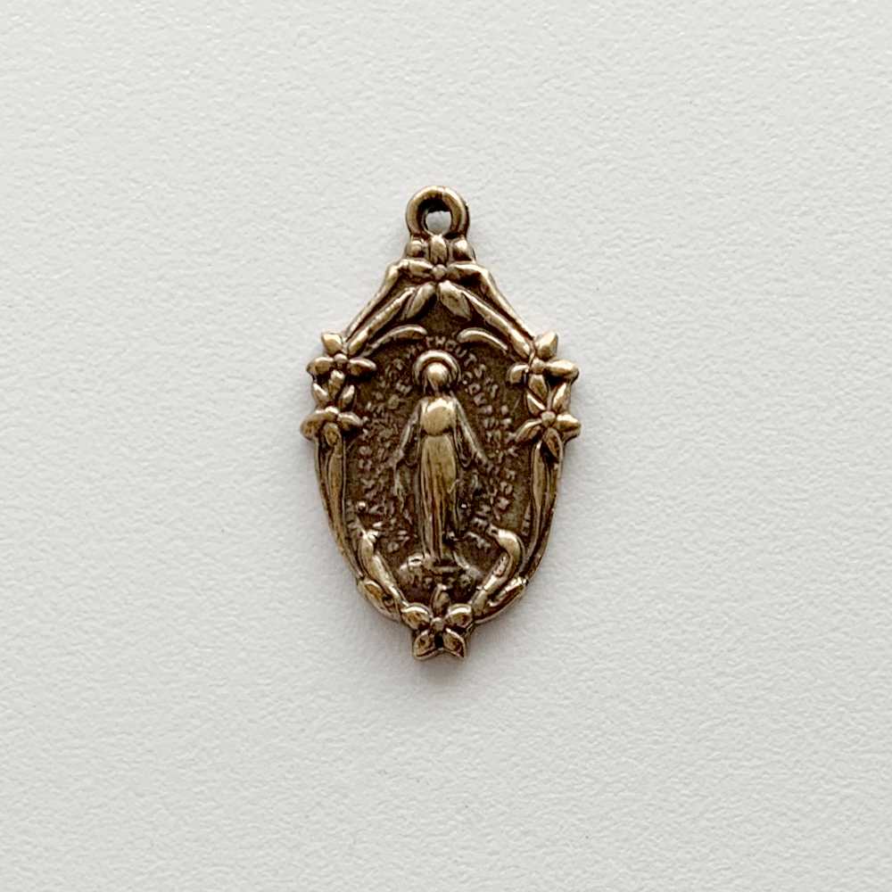 1493 – MEDAL, Small Mary with Lilies / Miraculous 3/4