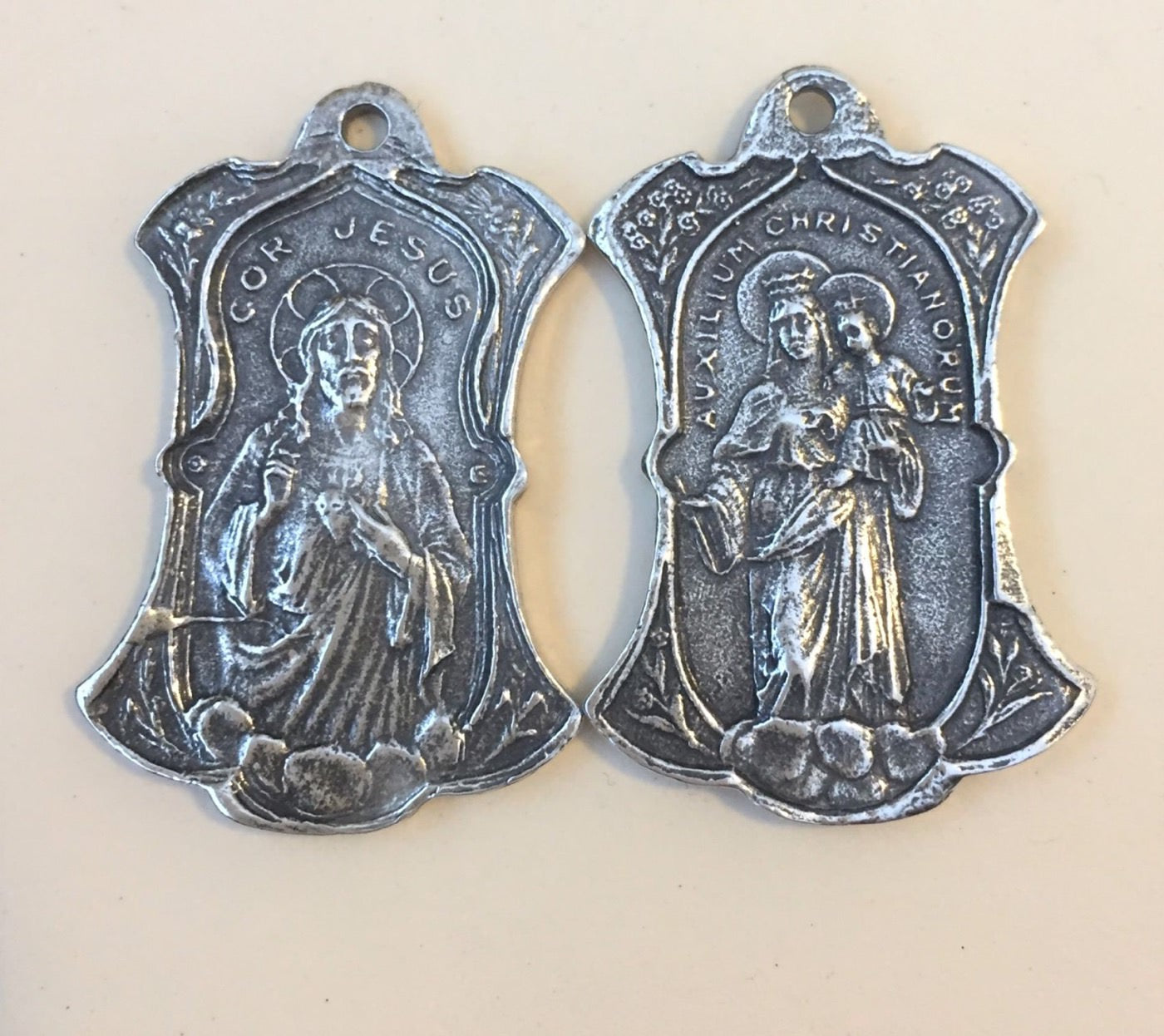 1534 MEDAL, Mary and Infant Jesus/Sacred Heart, Lovely