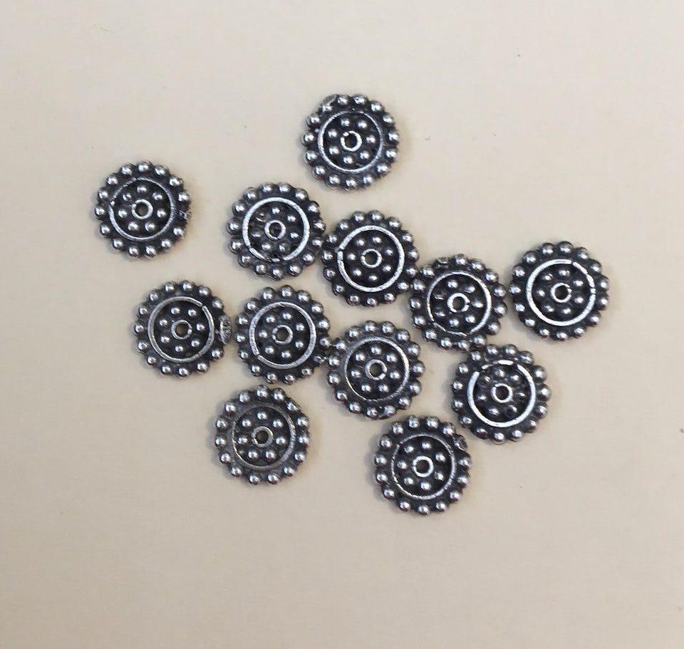 1571 – SPACER/FINDING - Flat with Shiny Dots around the outside