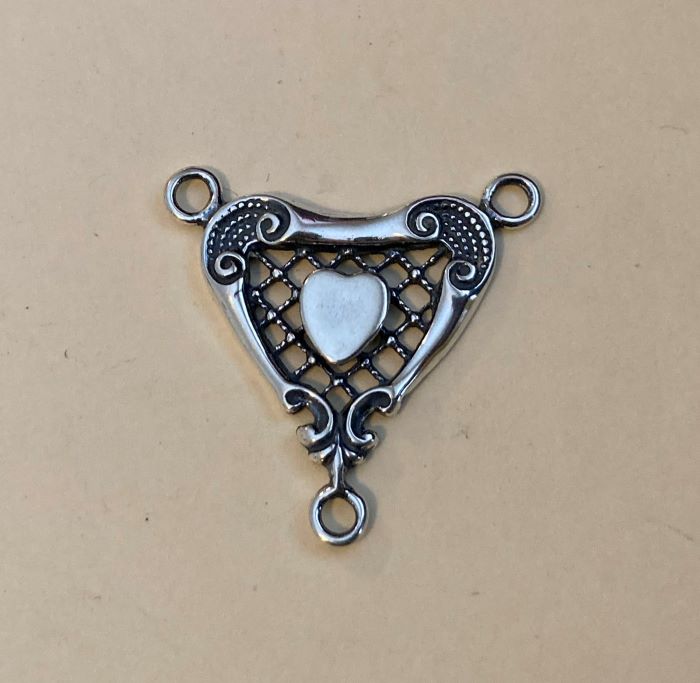 402 - Center, Large Victorian Heart