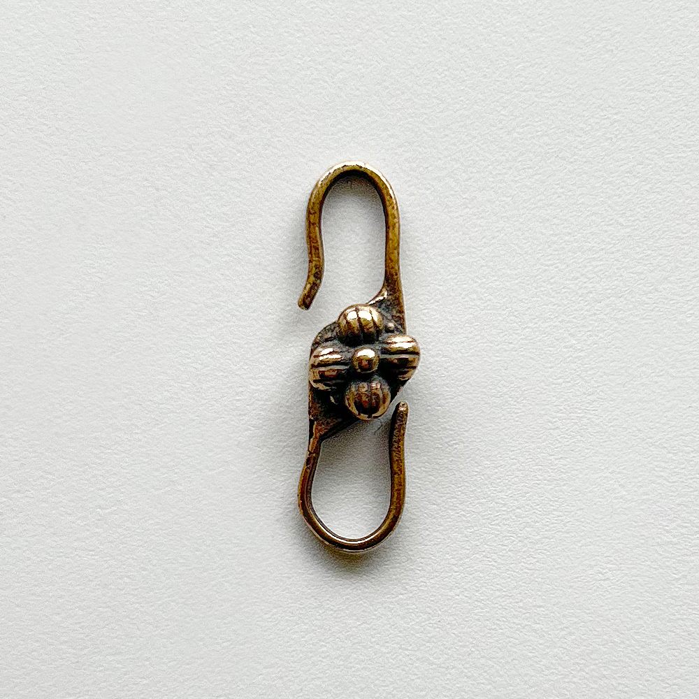 527 - Clasp, Little Flower