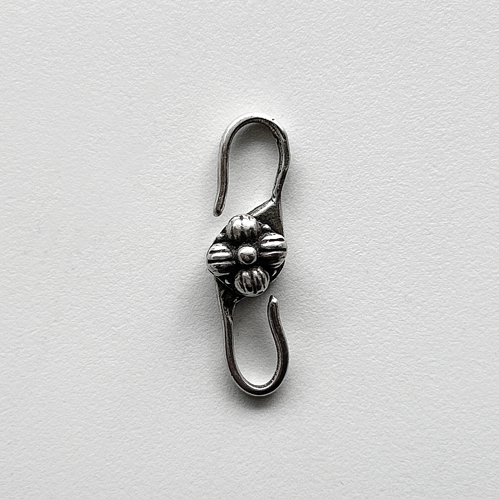 527 - Clasp, Little Flower
