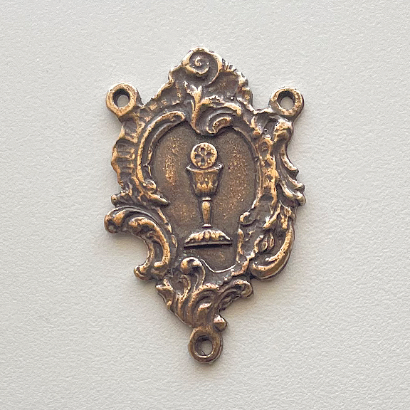 572 Center, Elegant Eucharist 2, 1 1/4"