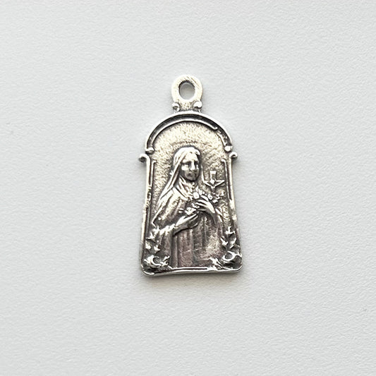 592 - Medal - St. Theresa with Roses