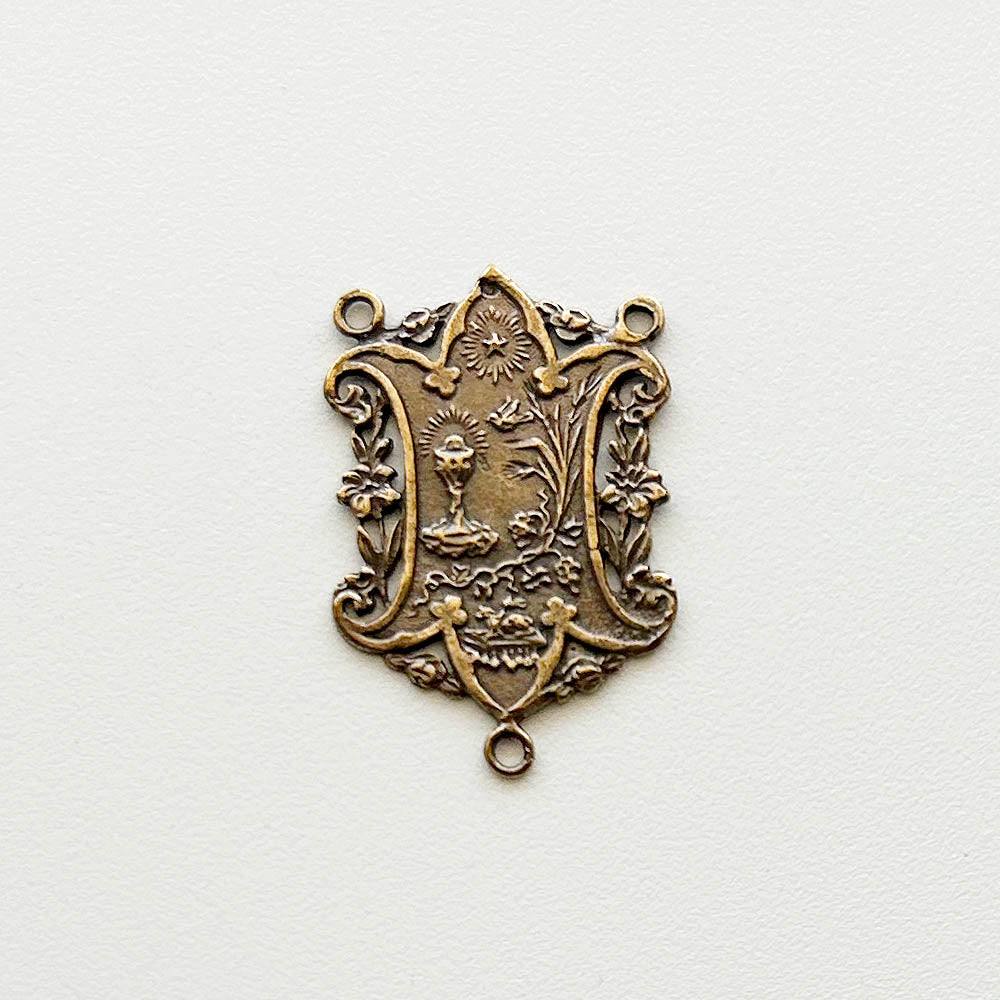 646 - Center, Eucharist, Lace