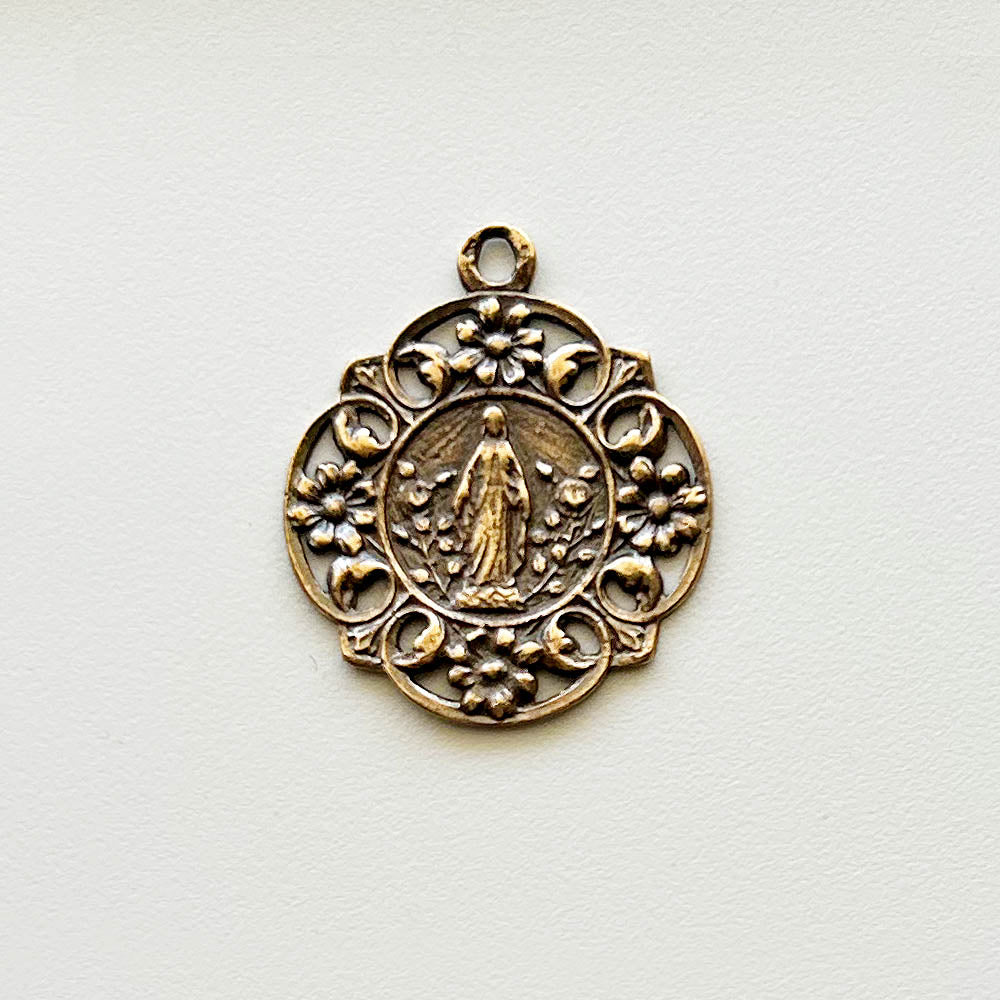 058 - Medal - Mary - Many Flowers