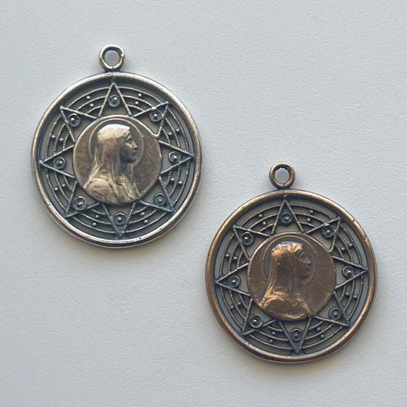 575 - Medal, Mary/Filigree Edge, France