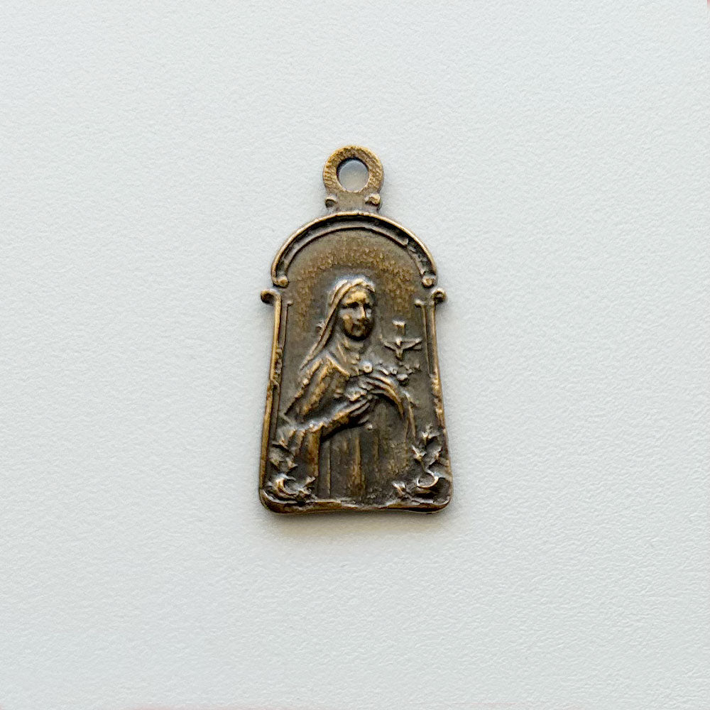 592 - Medal - St. Theresa with Roses